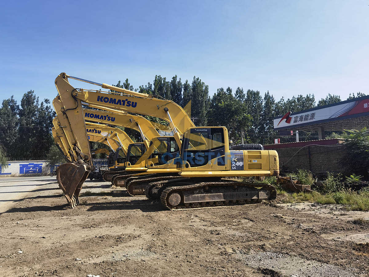 Четыре комплекта бывших в употреблении экскаваторов Komatsu для клиентов из Сьерра-Леоне были отремо